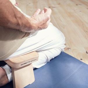 Banco de Yoga Dobrável para Meditação em Madeira Domyos